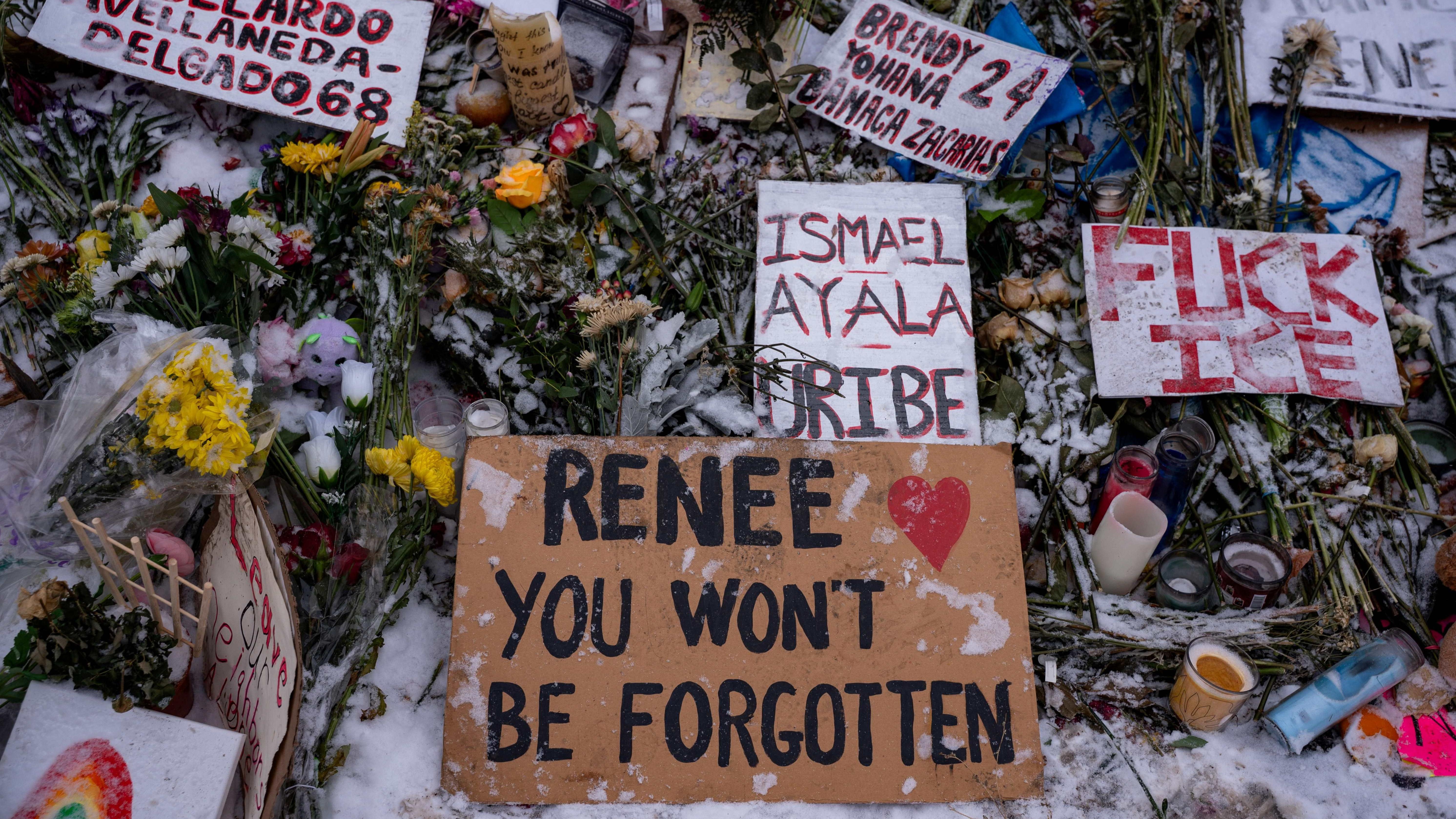 Flores, velas e cartazes comp&otilde;em um memorial no local onde Renee Nicole Good foi morta a tiros por um agente do IC), em Minneapolis, Minnesota
