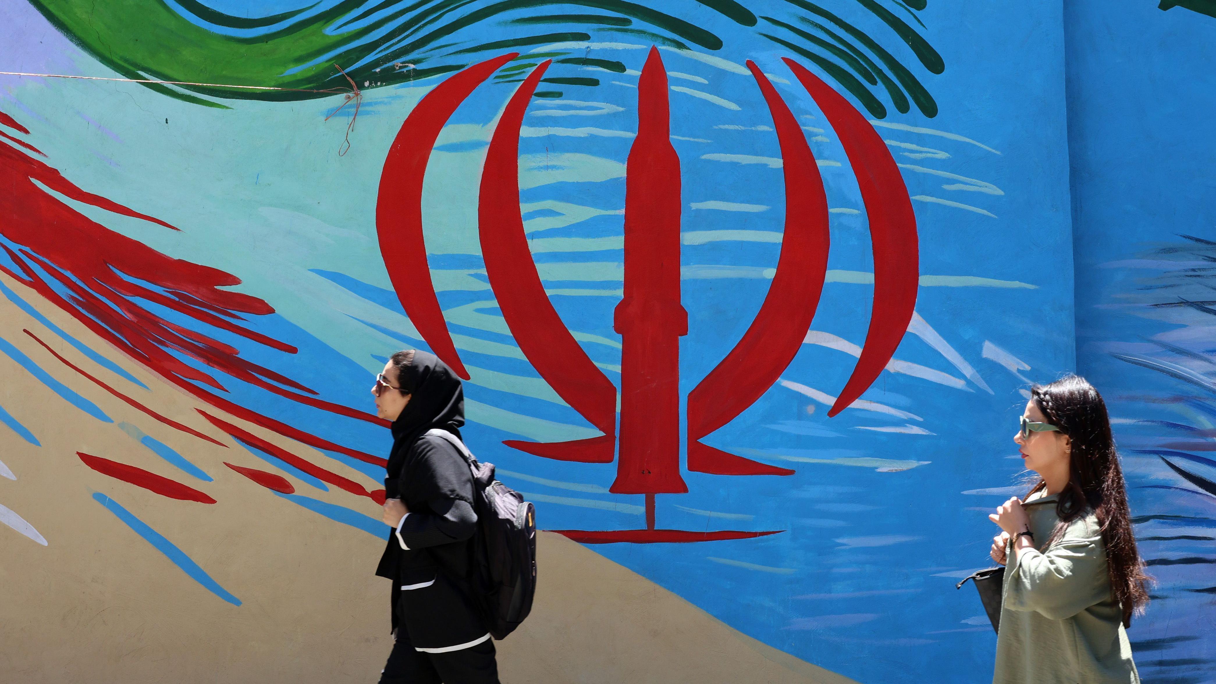 Zašto Iran dogovor sa Amerikom vidi kao pobedu 2 Dve žene šetaju ulicama Teherana