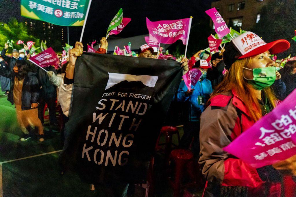 台灣的總統大選造勢晚會上，有人舉著「Fight For Freedom, Stand With Hong Kong」的旗幟。（2024/01/12）