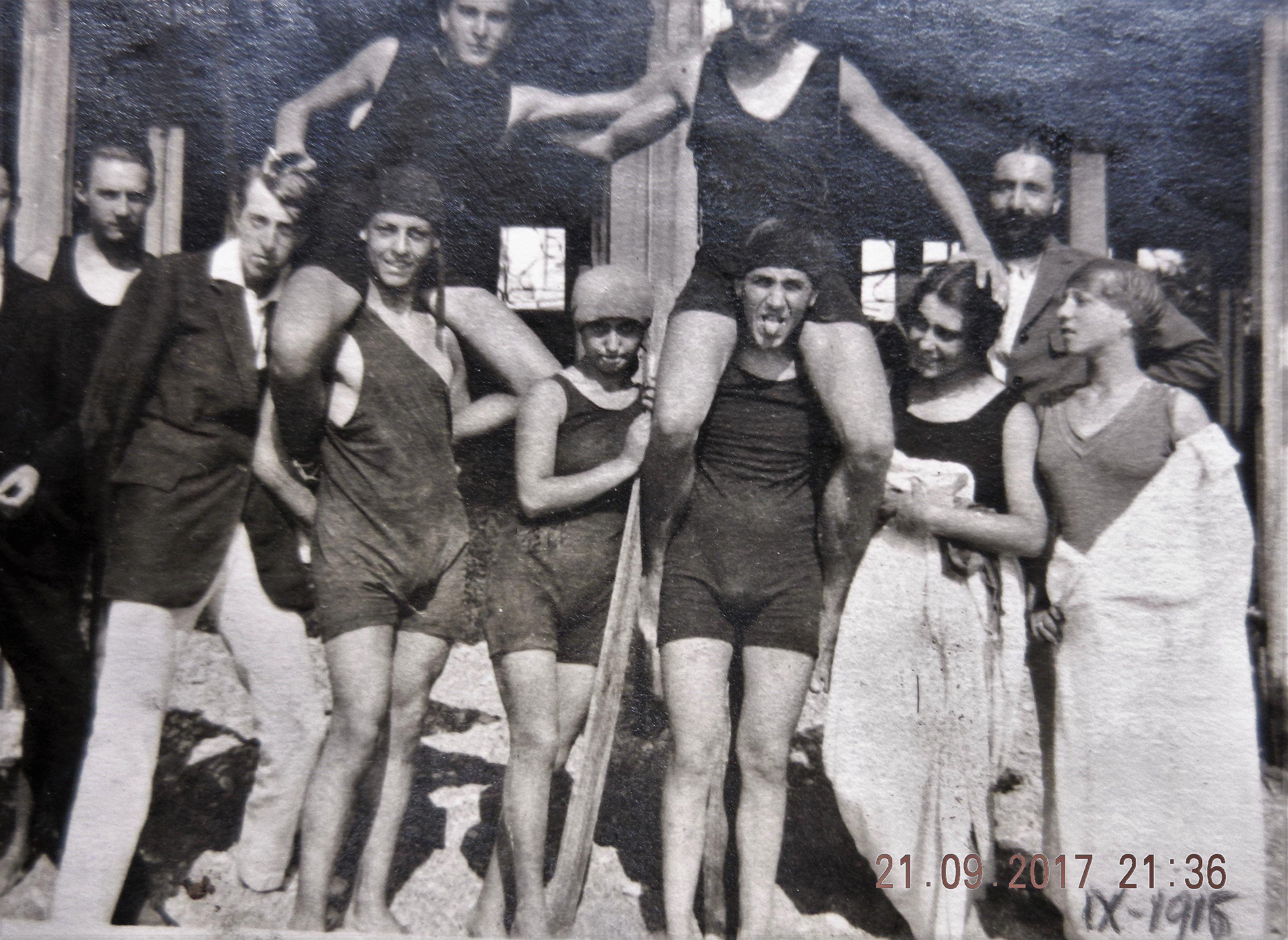 Rastko Petrović sa prijateljima u Nici, 1916. godine