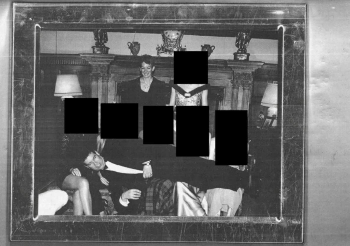 crno-bela fotografija Endrua kako leži preko krila žena koje sede na sofi