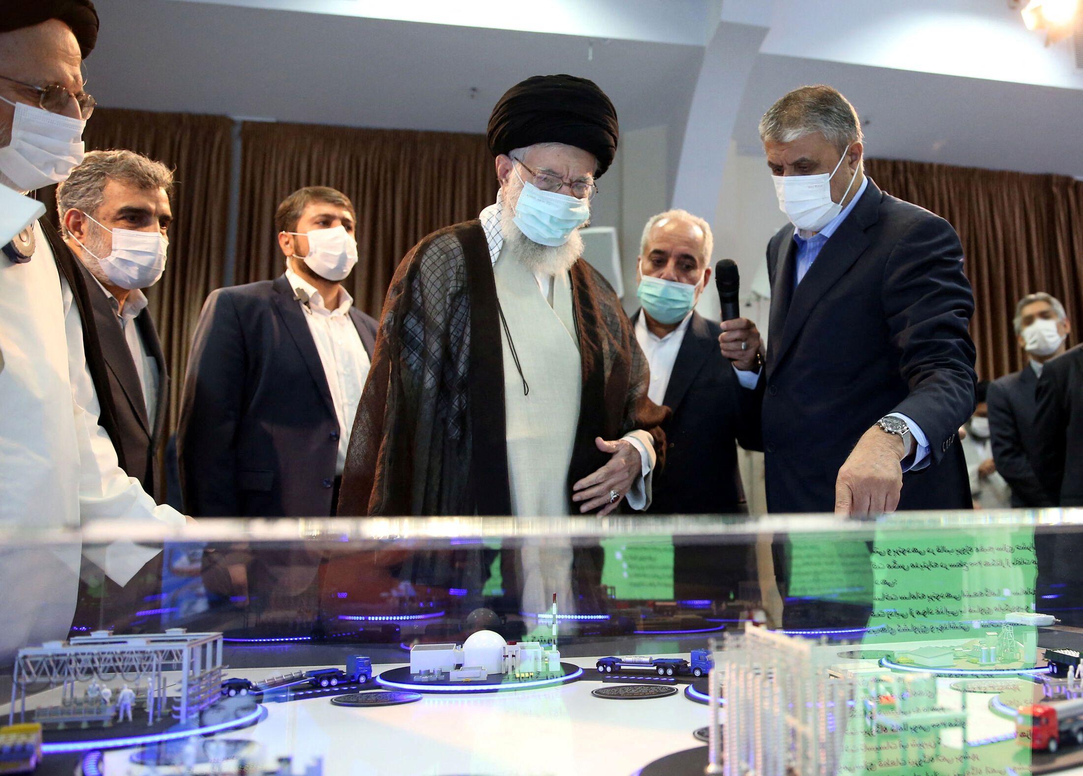 Khamenei em uma instala&ccedil;&atilde;o nuclear em 2023