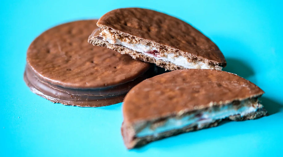 قطع من البسكوت على خلفية زرقاء