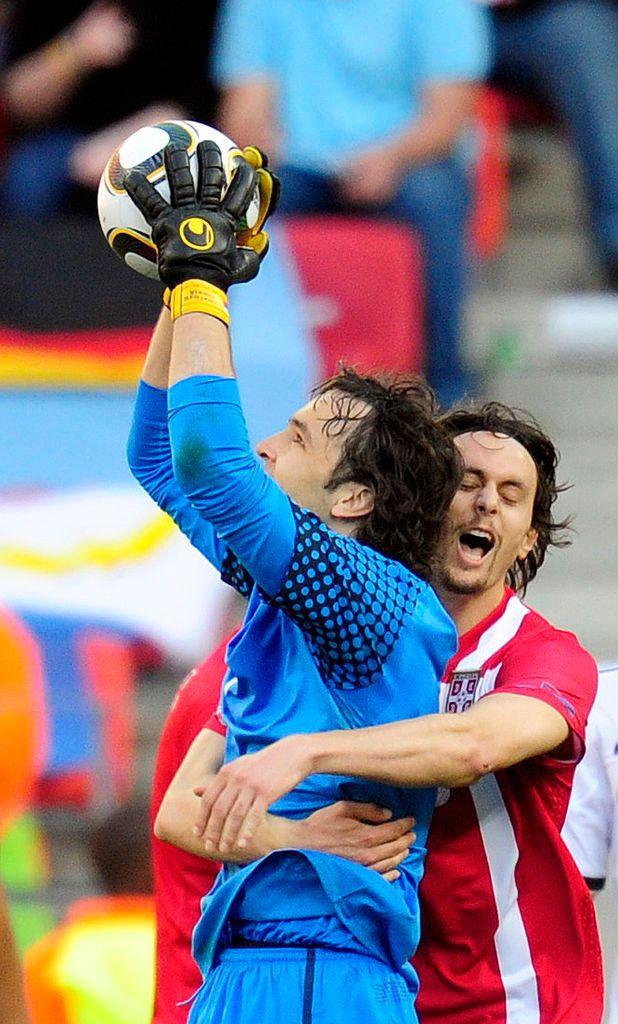Subotić grli Vladimira Stojkovića, golmana Srbije posle pobede nad Nemačkom na Svetskom prvenstvu u Južnoj Africi 2010.