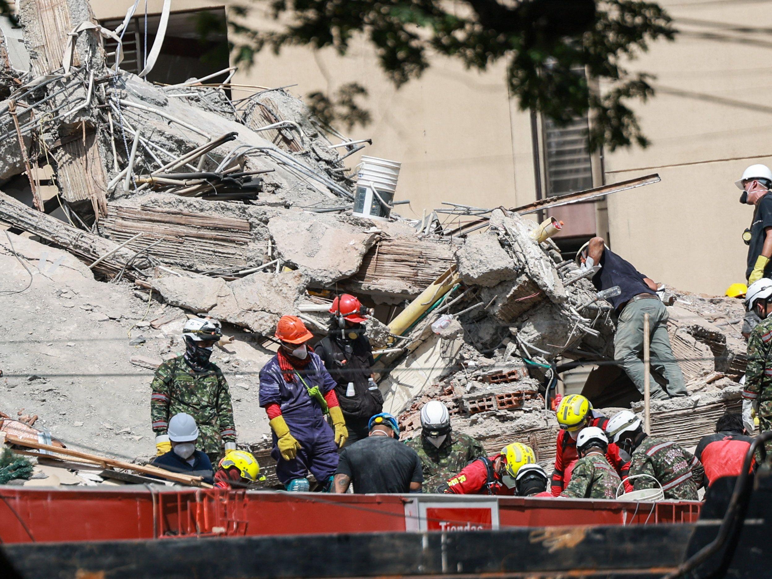 Rescatistas con material protectivo en un edificio colapsado en Cali.