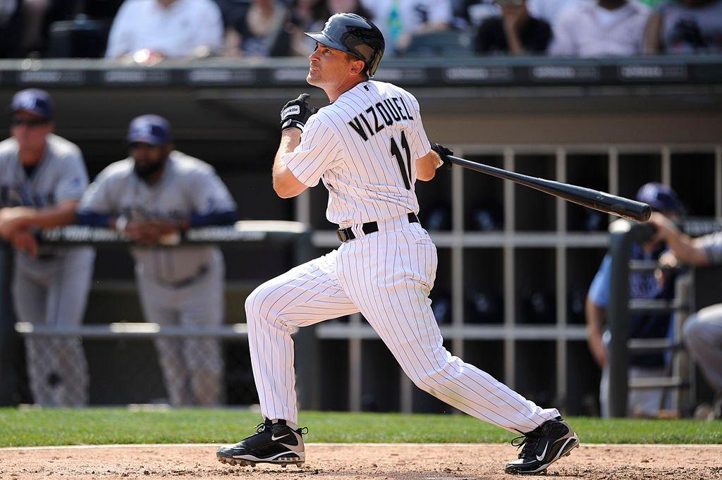 Vizquel tras dar un batazo durante su tiempo en los Medias Blancas de Chicago