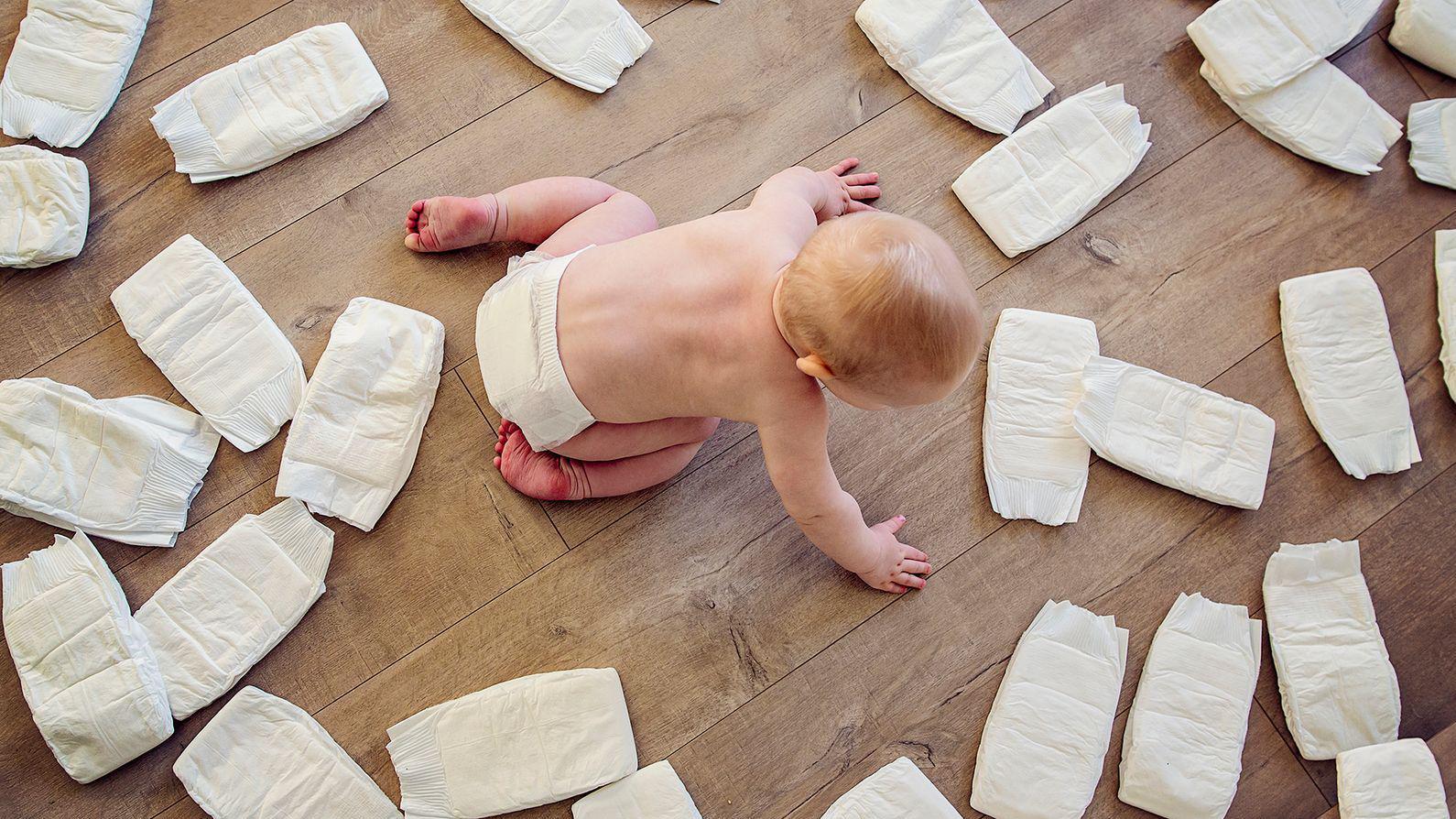 Un bebé gatea entre pañales 