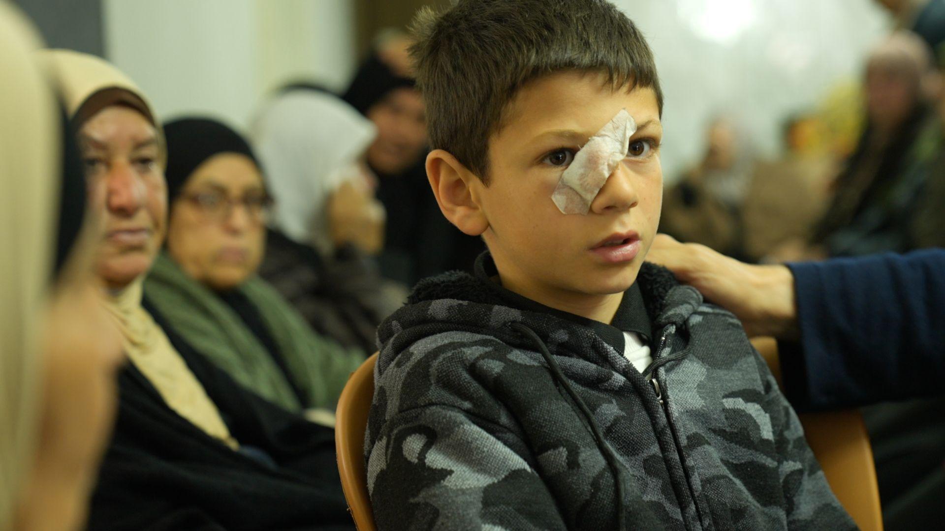 Mustafa Bani Odeh, de 8 años, con una venda en la nariz, durante el funeral de su familia