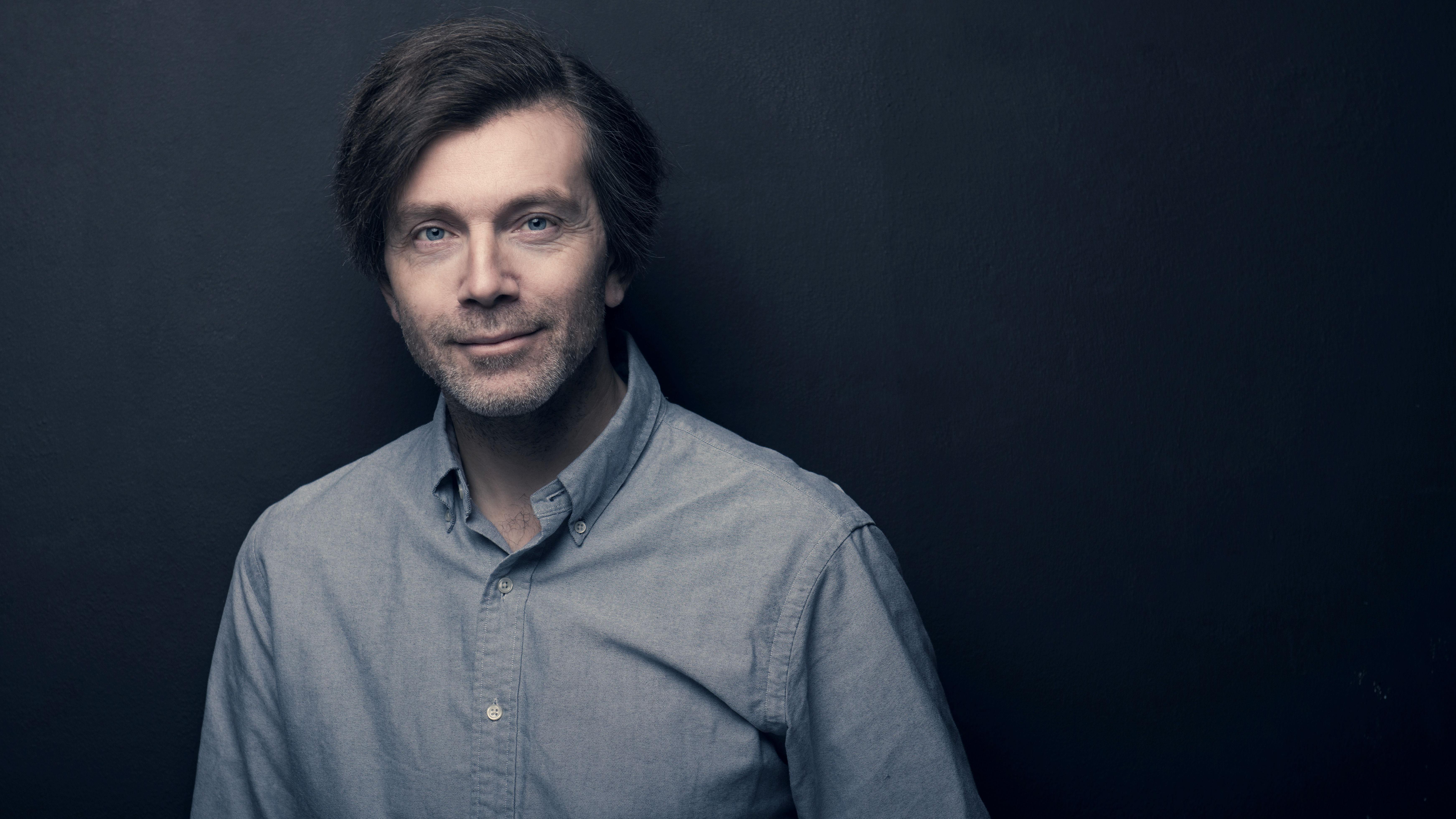 Thomas Reinertsen Berg, con camisa azul, mira a la cámara.