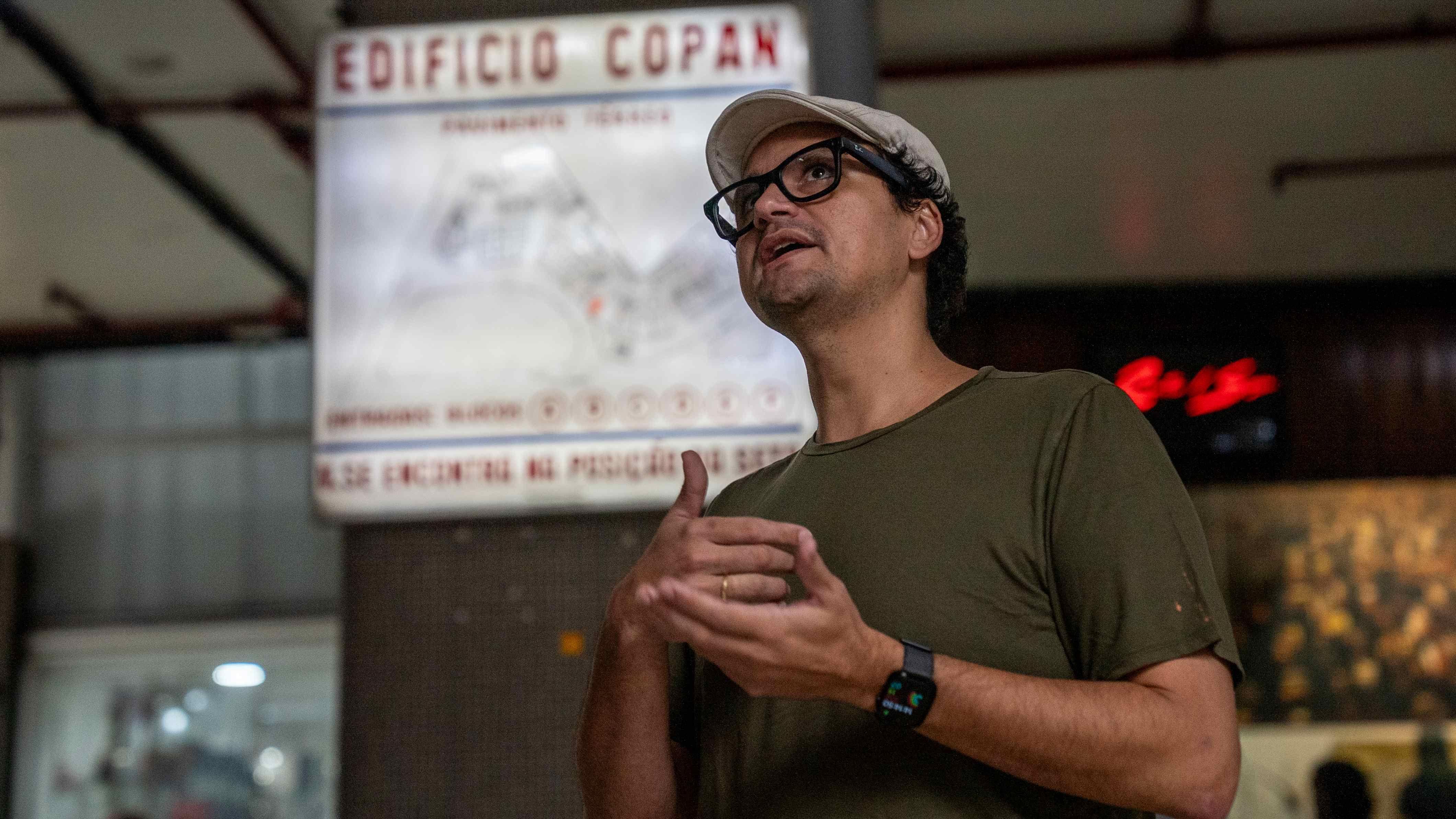 Judson Sales fala em frente a placa com nome Edif&iacute;cio Copan