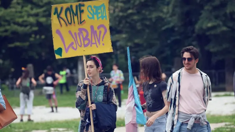 Devojka drži transparent pred Povorku ponosa u Sarajevu