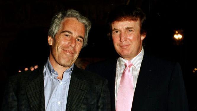 Jeffrey Epstein (izq.) y Donald Trump posan juntos en el club Mar-a-Lago en 1997