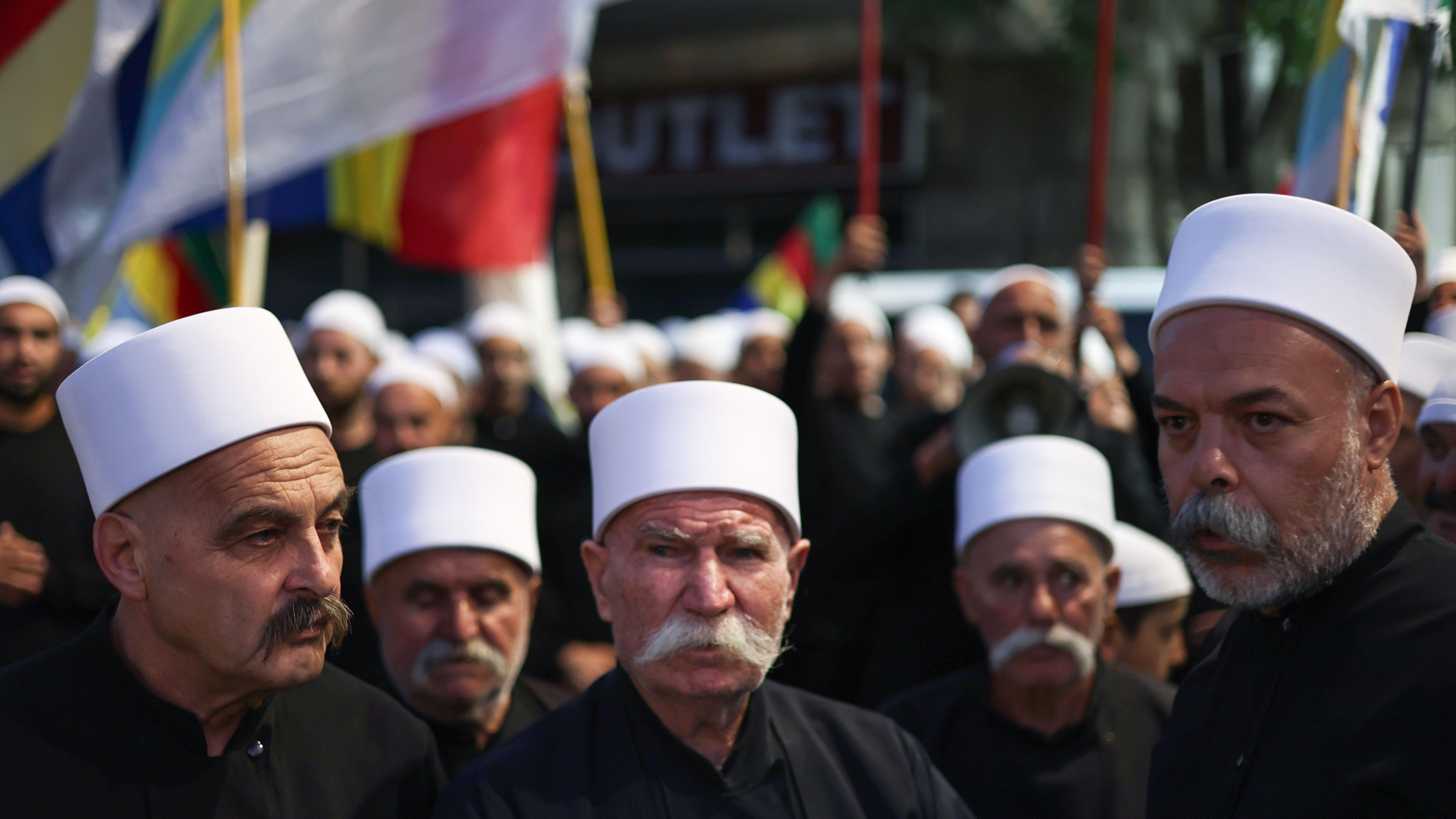 سوريا وإسرائيل: بين التسريبات والنفي، تكهنات تُطرح حول مستقبل العلاقة بين الجانبين 22 رجال دين دروز يحملون لافتات خلال مظاهرة تضامنية مع المجتمع الدرزي من مدينة السويداء جنوب سوريا في 19 يوليو/تموز