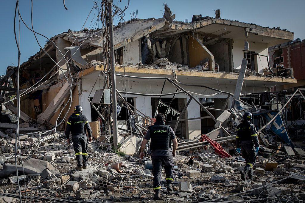 Equipos de emergencia entre los escombros de un edificio destruido en Líbano