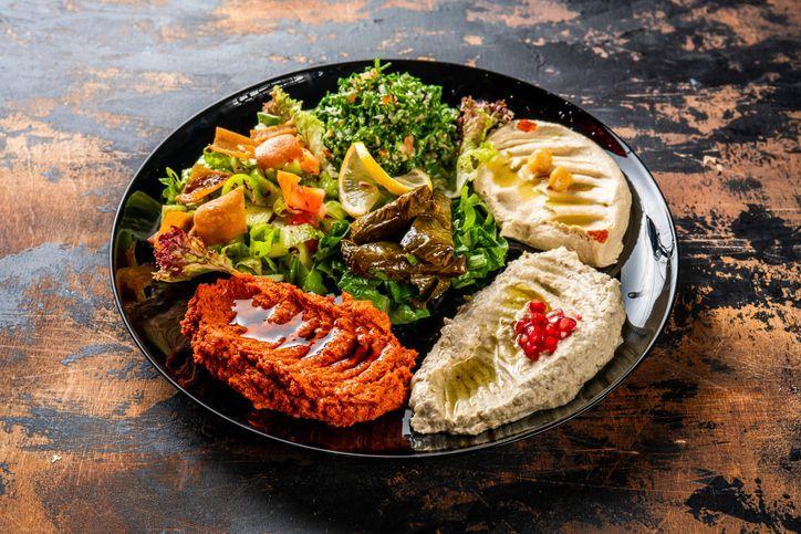 يحتوي أحد الأطباق على مقبلات مثل الحمص وورق العنب المحشو والبابا غنوج.

