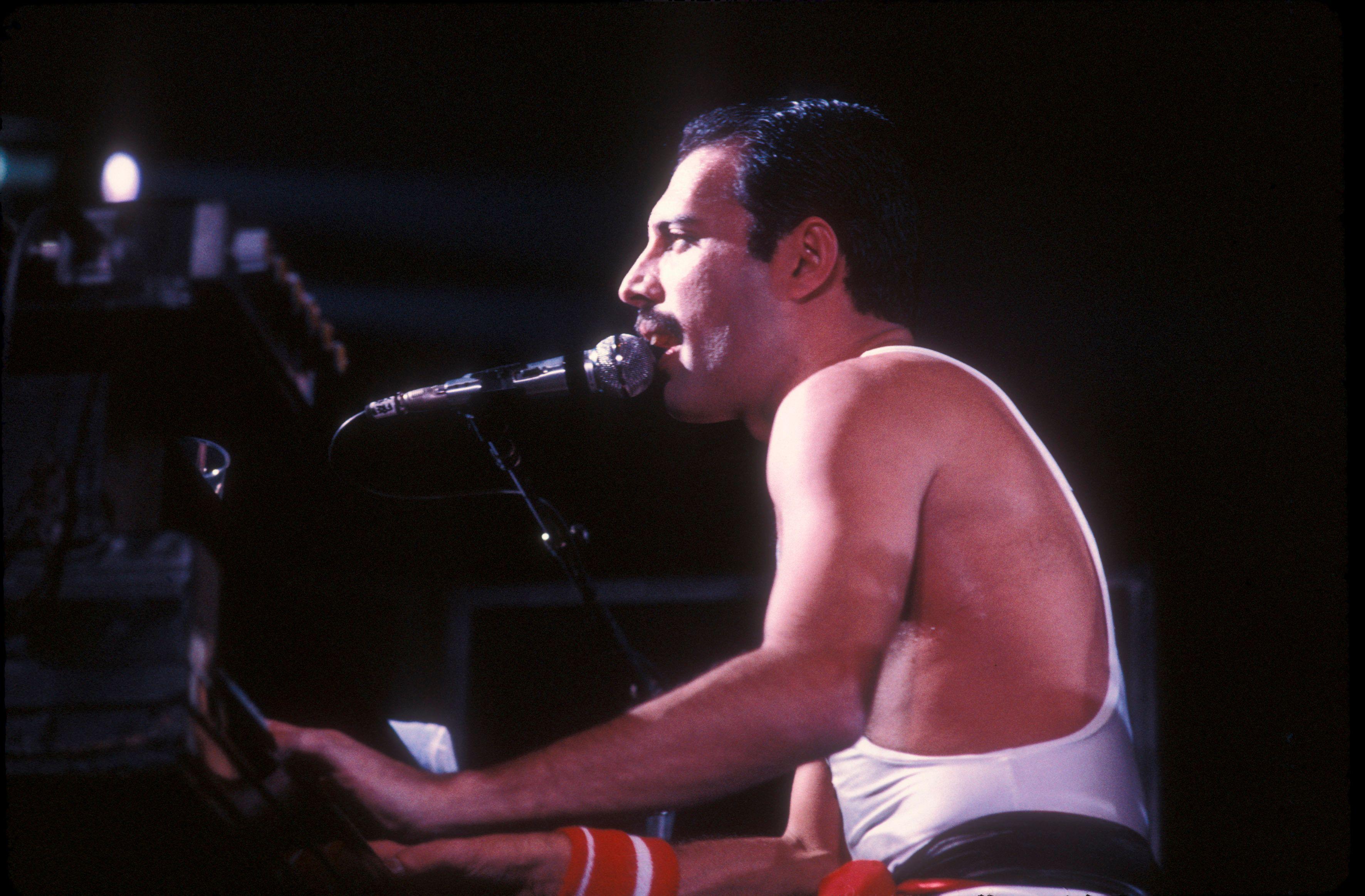 El cantante y compositor británico, Freddy Mercury, miembro del grupo Queen, toca el piano durante un concierto en Bercy, París.
