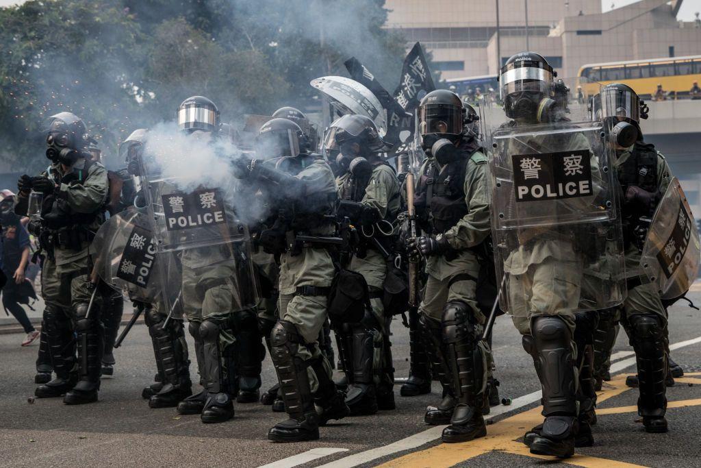 2019年9月29日，在香港，警方在一次游行后与示威者发生冲突，并向示威者发射催泪弹。