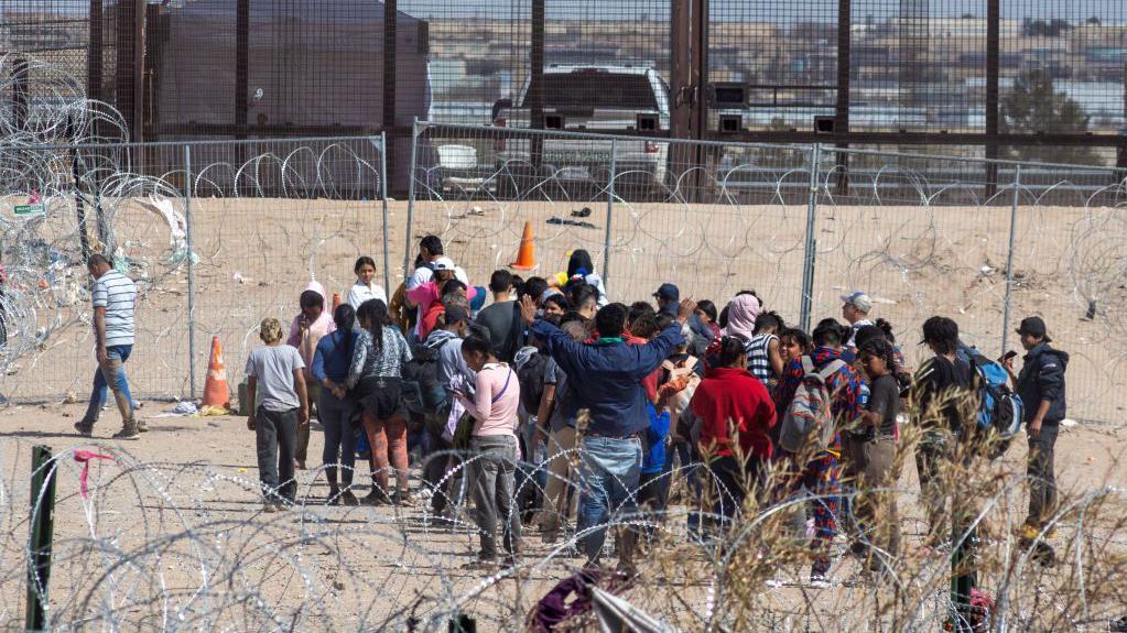 Migrantes en la frontera entre EE.UU. y México.