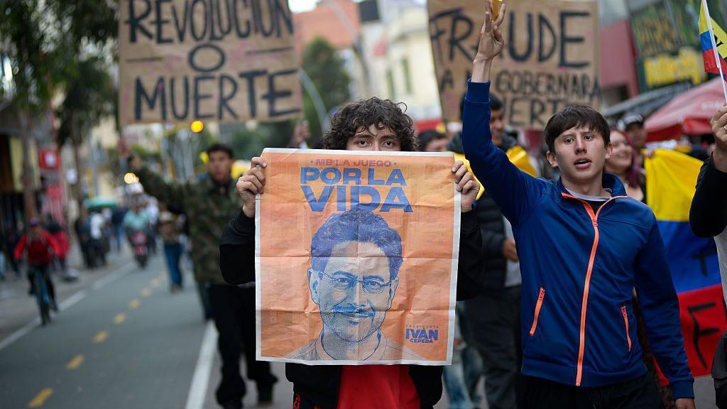 Seguidores de Cepeda durante una marcha el 22 de junio en Bogotá.