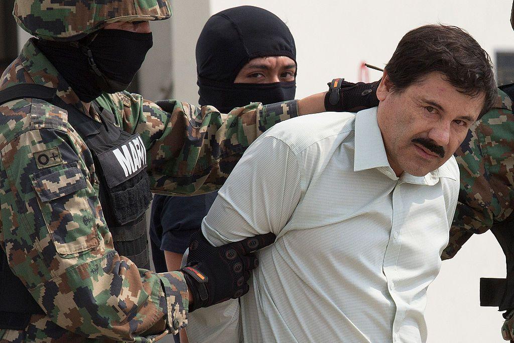 Joaquín "El Chapo" Guzmán es custodiado por miembros de la Marina de México tras su captura de 2014