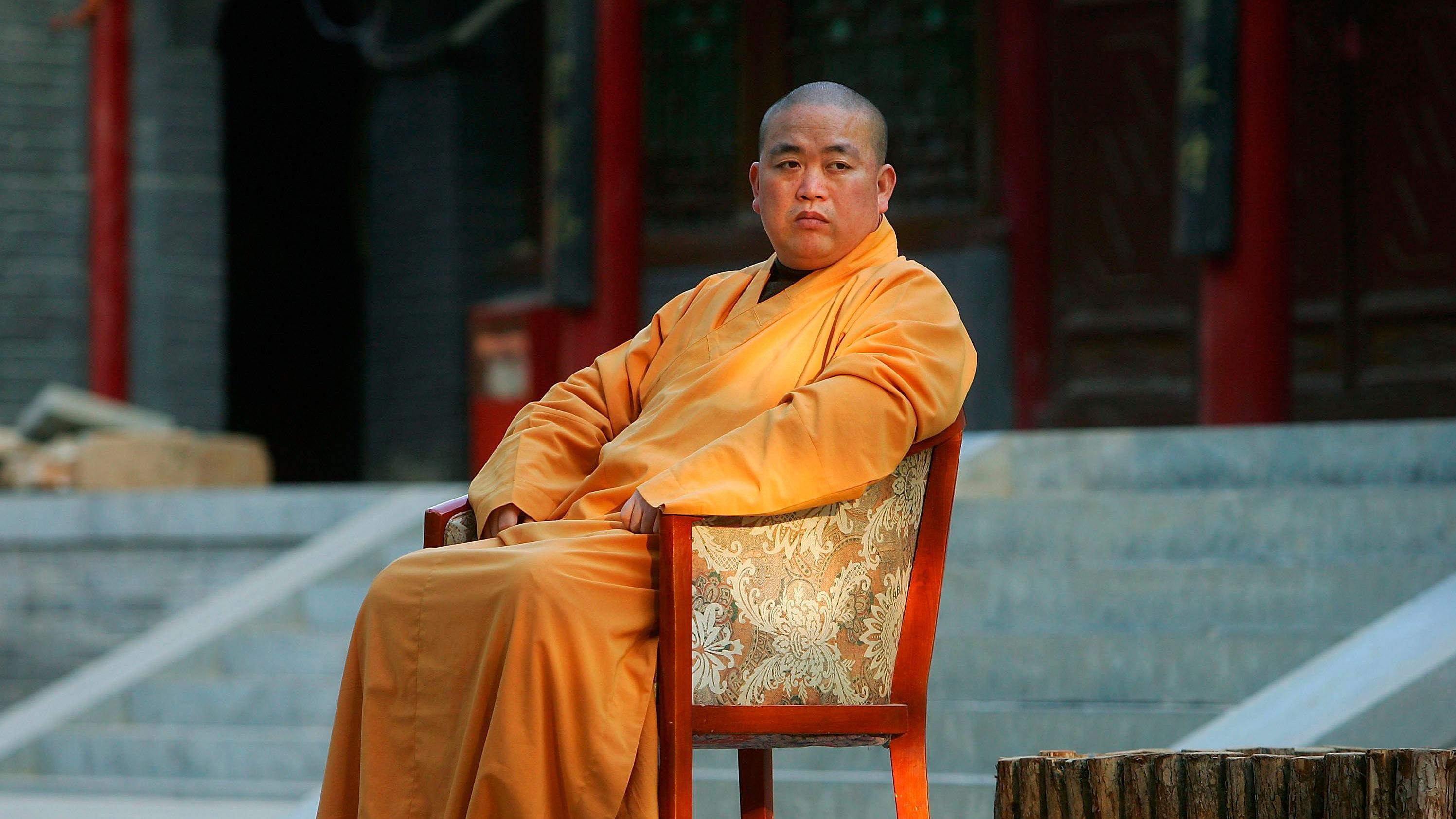 释永信坐在少林寺前