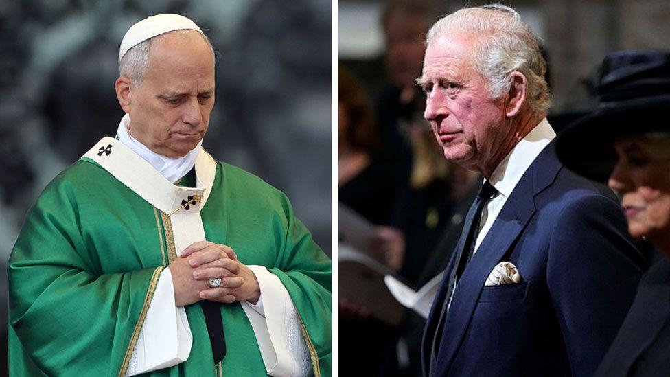 Imagen compuesta del Papa León, en pose de oración con las manos juntas mientras viste vestimentas verdes y blancas, y el Rey Carlos de pie con un traje azul oscuro, camisa blanca y corbata oscura.
