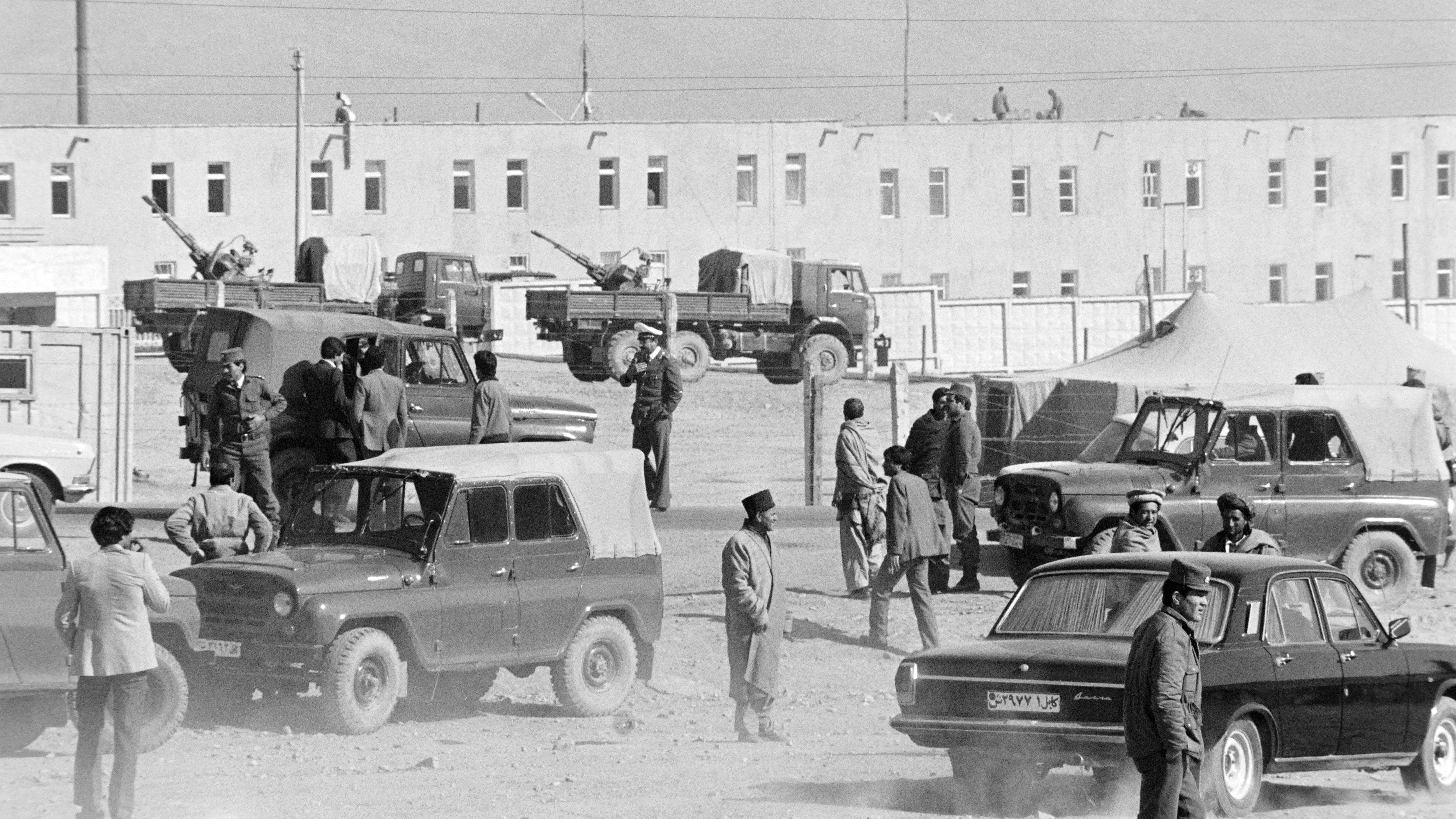 پیپلز ڈیموکریٹک پارٹی آف افغانستان کی حکومت میں فوج روسی ساختہ گاڑیاں استعمال کرتی تھی