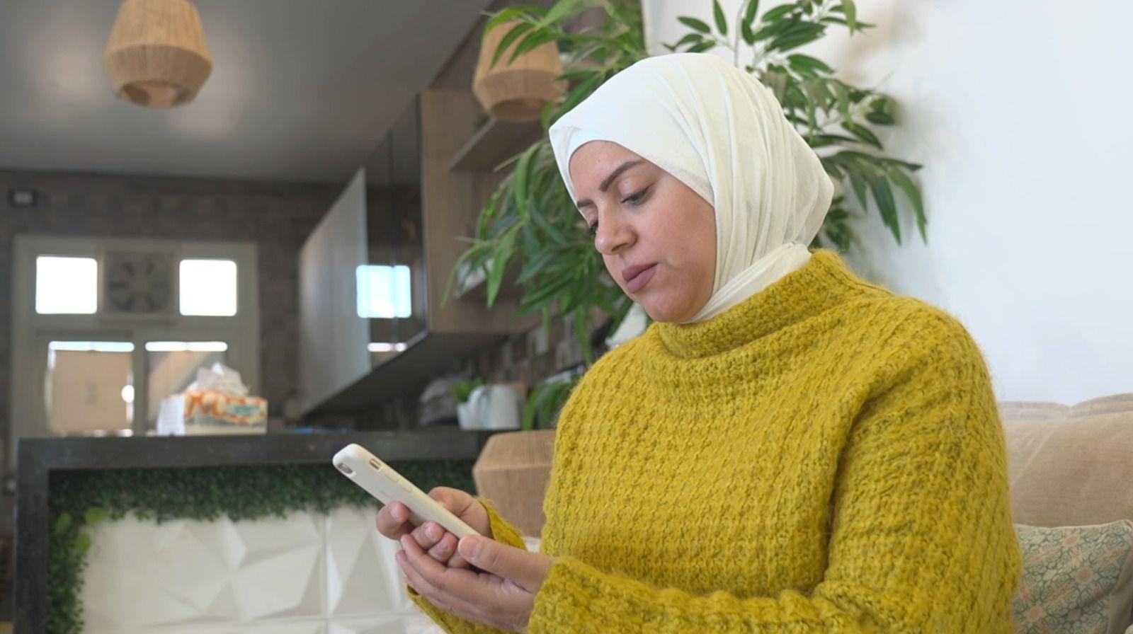 شيماء أحمد مواطنة مصرية تستخدم الهاتف