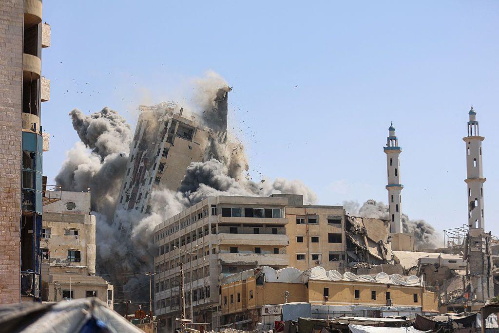 Kula al-Gafri u gradu Gazi uništena je u izraelskim vazdušnim napadima. Zgrada se može videti kako se ruši dok ogromni oblaci prašine i dima obavijaju okolno naselje. Minareti džamije mogu se videti desno na slici.