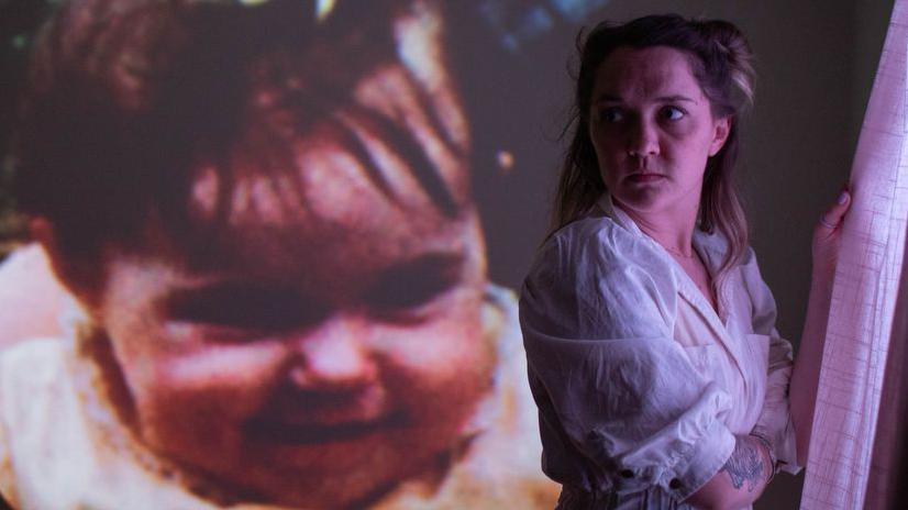 Amanda Mustard junto a una foto de cuando era bebé.
Proyección de la filmación en Toronto tomada en el set durante la producción de material de archivo para la película "Great Photo, Lovely Life".







