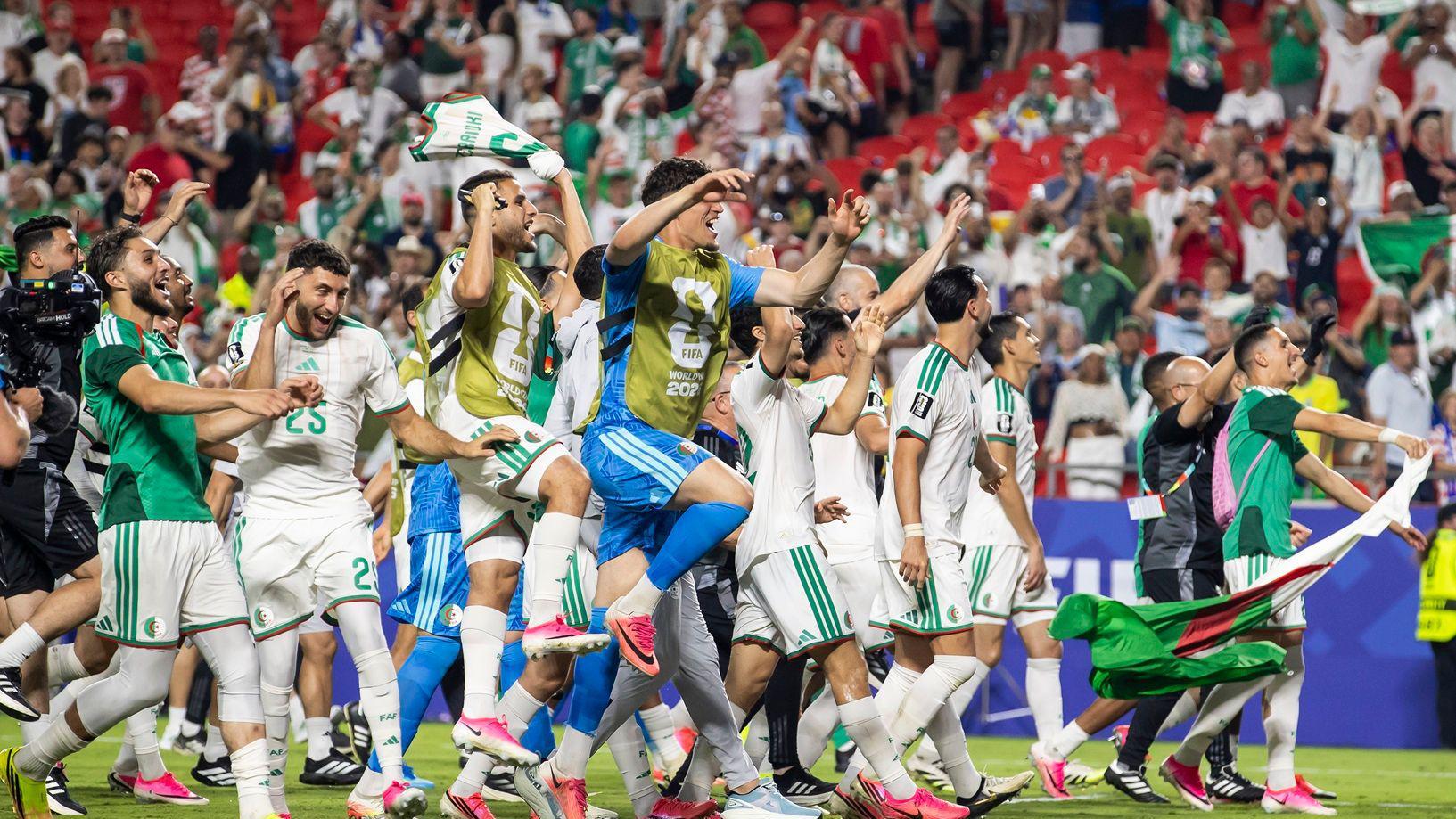 يحتفل أعضاء المنتخب الجزائري بتعادل فريقهم خلال مباراة المجموعة العاشرة من بطولة كأس العالم لكرة القدم 2026 بين الجزائر والنمسا، والتي أقيمت في 27 يونيو/حزيران 2026 على ملعب كانساس سيتي في مدينة كانساس سيتي بولاية ميزوري.