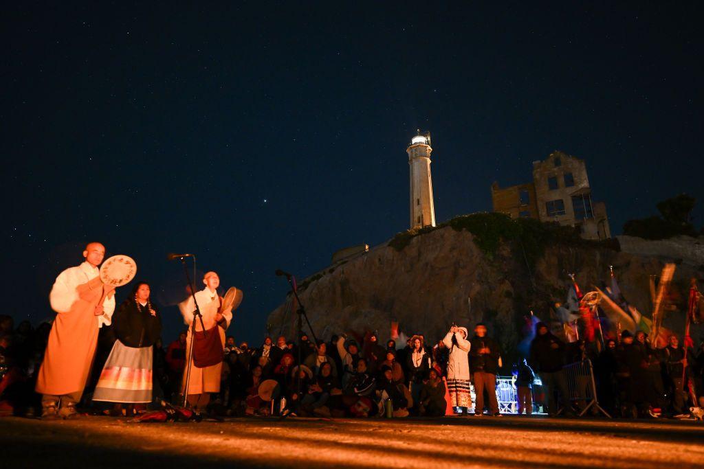 Personas cantan y tocan música en Alcatraz.