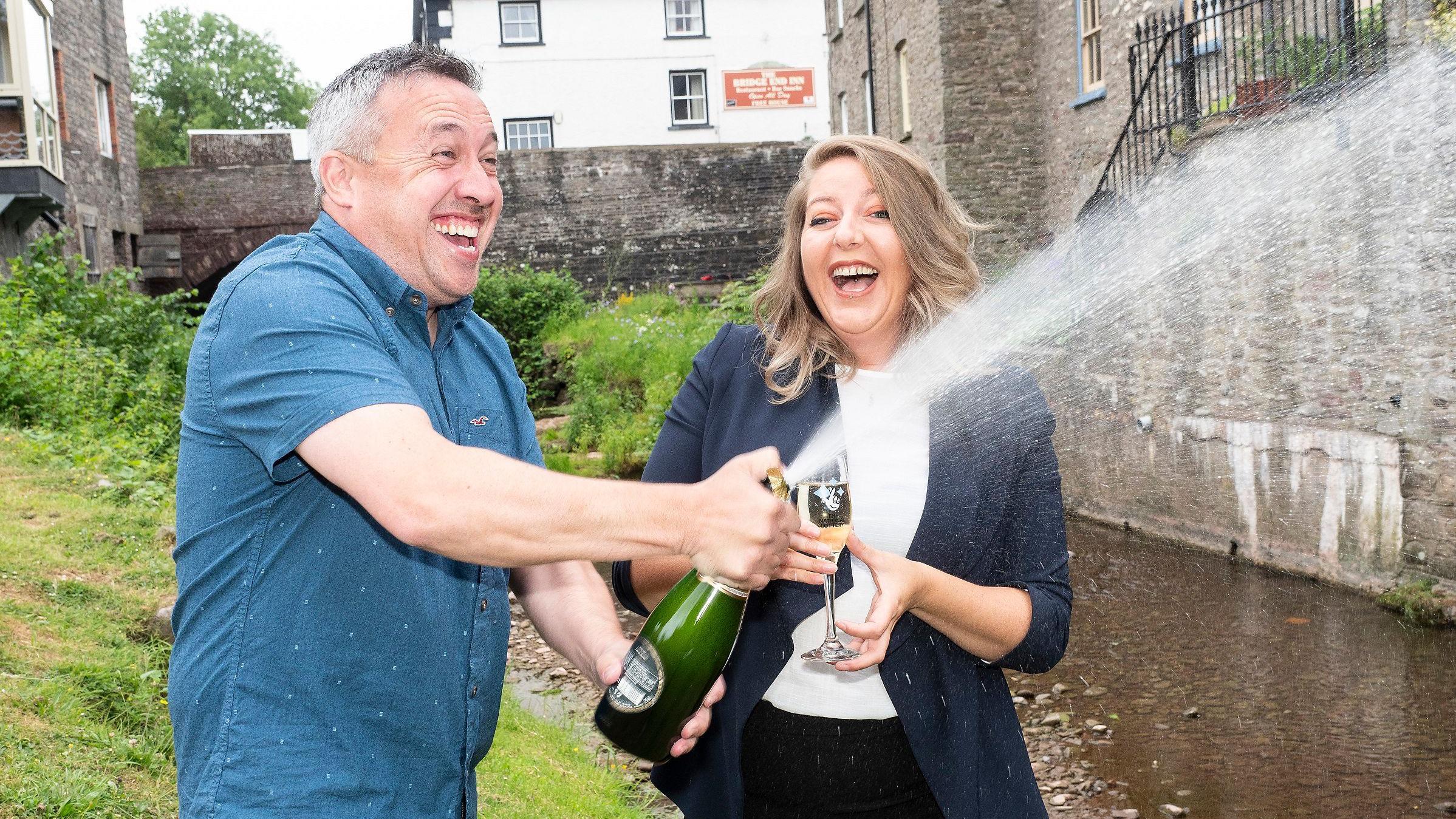 جب جوڑے نے 2018 میں لاٹری جیتنے پر جشن منایا