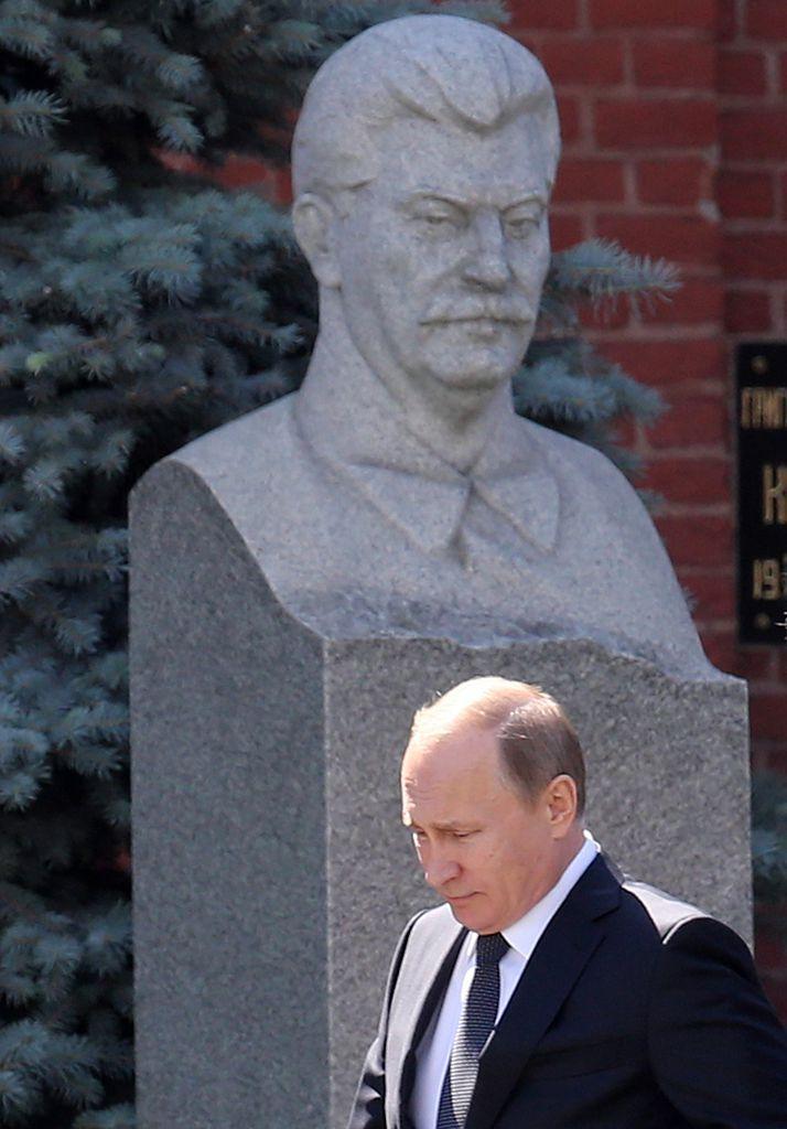 Putin pasa por el monumento funerario de Stalin en la plaza Roja de Moscú