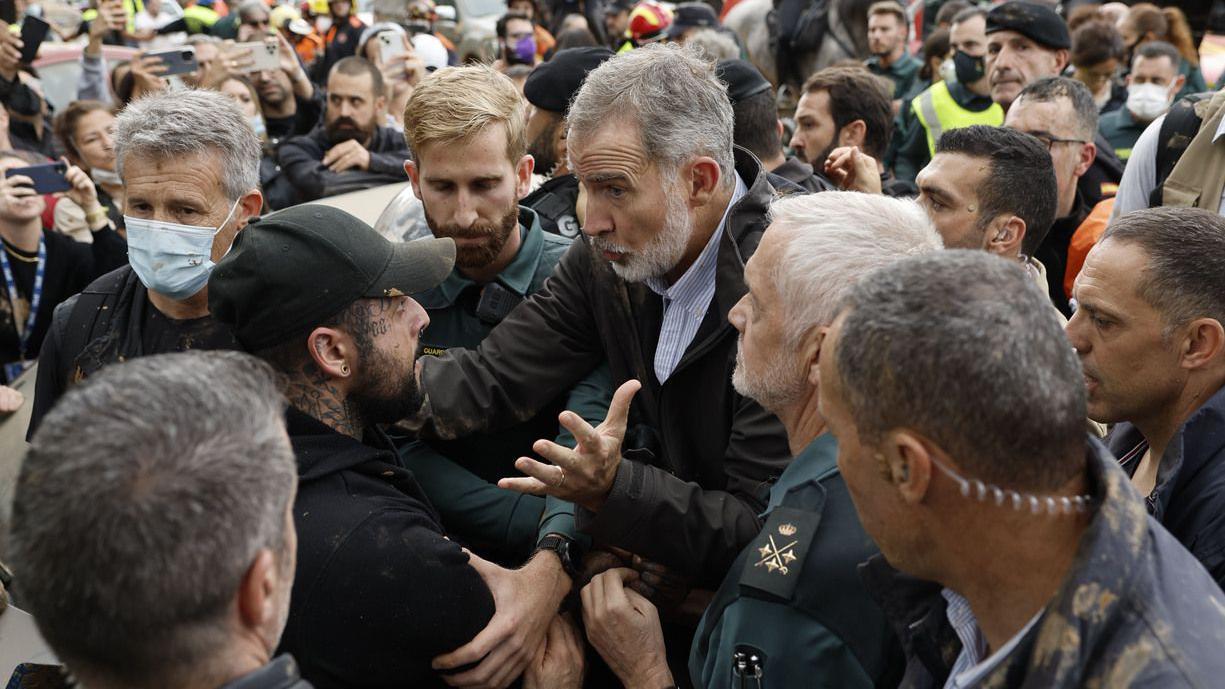 Obezbeđenje pokušava da zaštiti kralja Felipea od gnevne mase ljudi