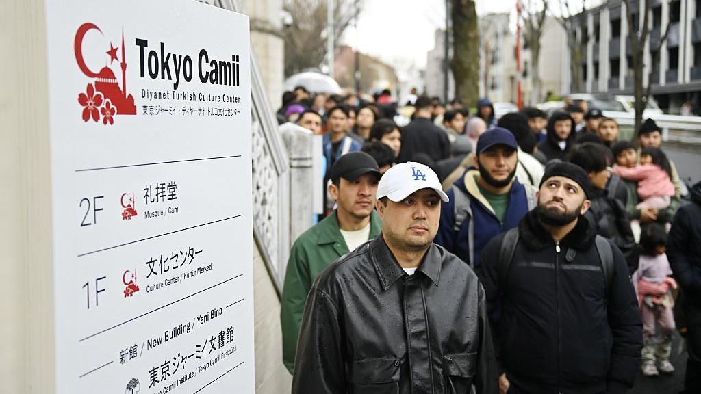 Musulmanes hacen fila a la entrada de la Mezquita de Tokio mientras esperan su turno para rezar por el Eid al Fitr, la festividad que marca el alegre final del mes de ayuno del Ramadán, en la mezquita Tokyo Camii, el 20 de marzo de 2026, en Tokio, Japón.