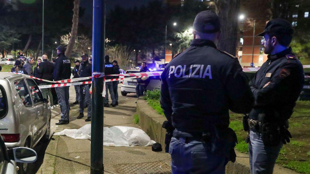 Policiais na cena do crime de um homicídio possivelmente relacionado ao crime organizado em Nápoles, na Itália 