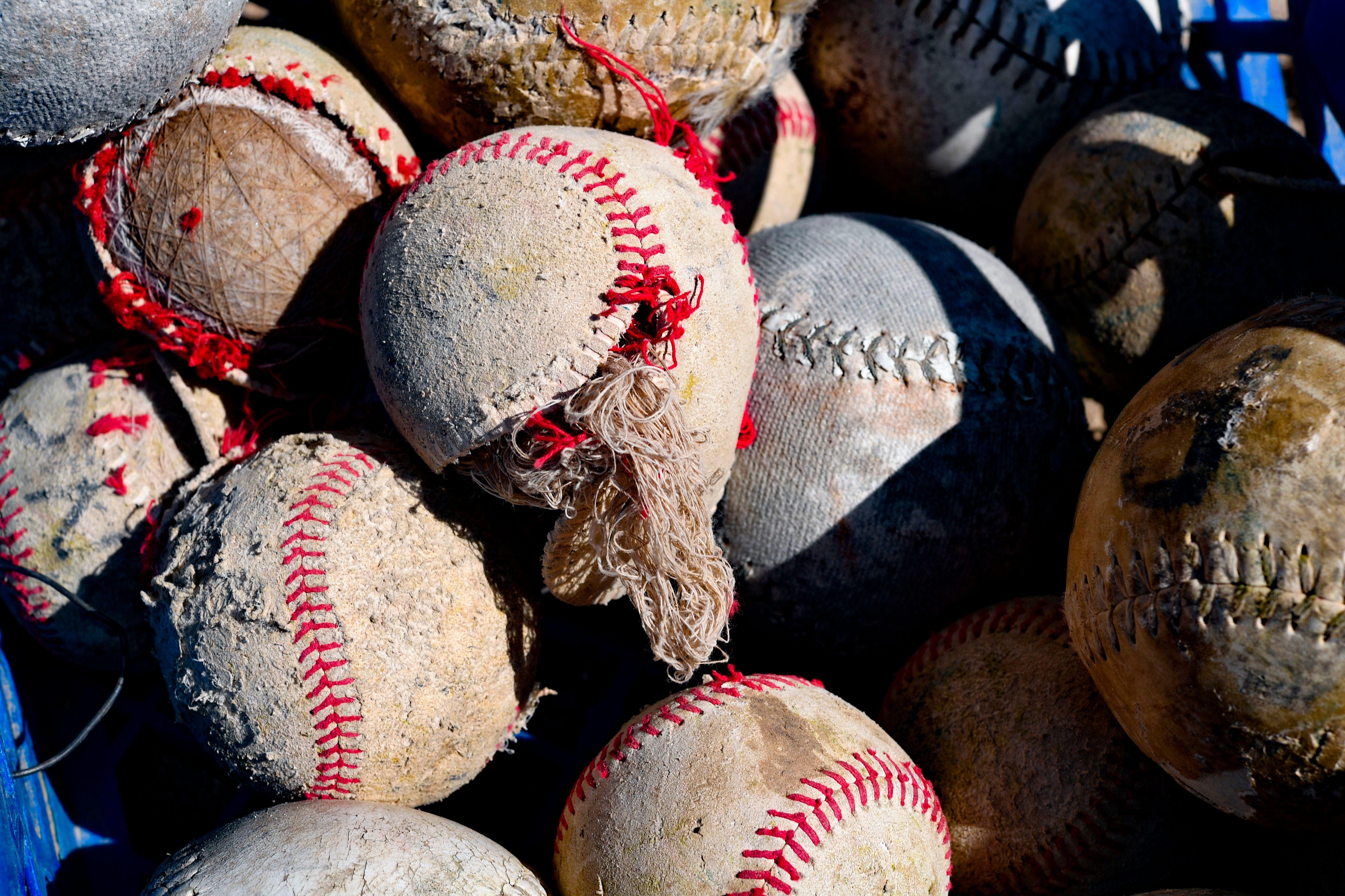 Pelotas de béisbol dañadas y rotas.