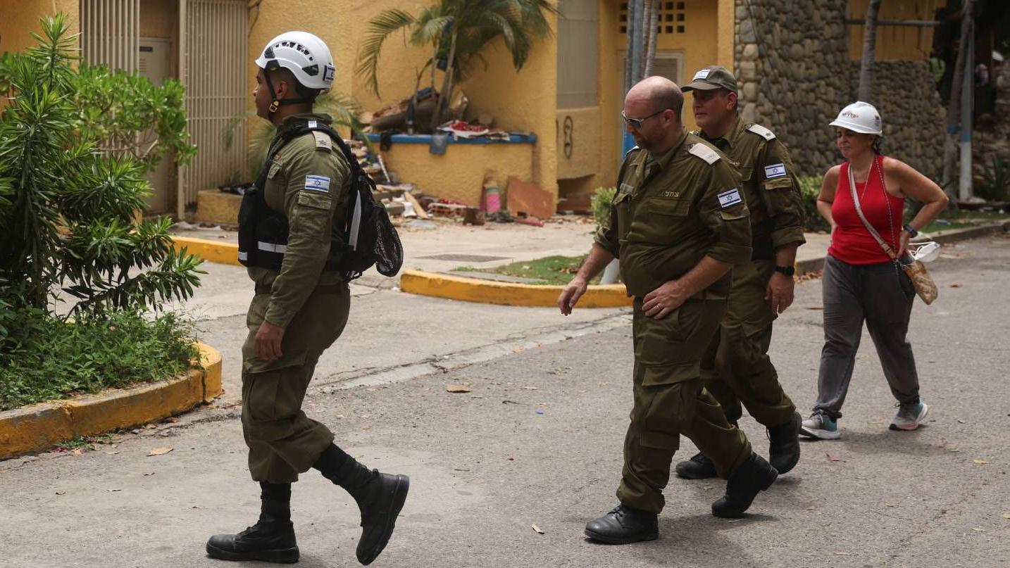 Un equipo de rescate israelí inspecciona viviendas situadas junto a edificios derrumbados tras los terremotos del 24 de junio.