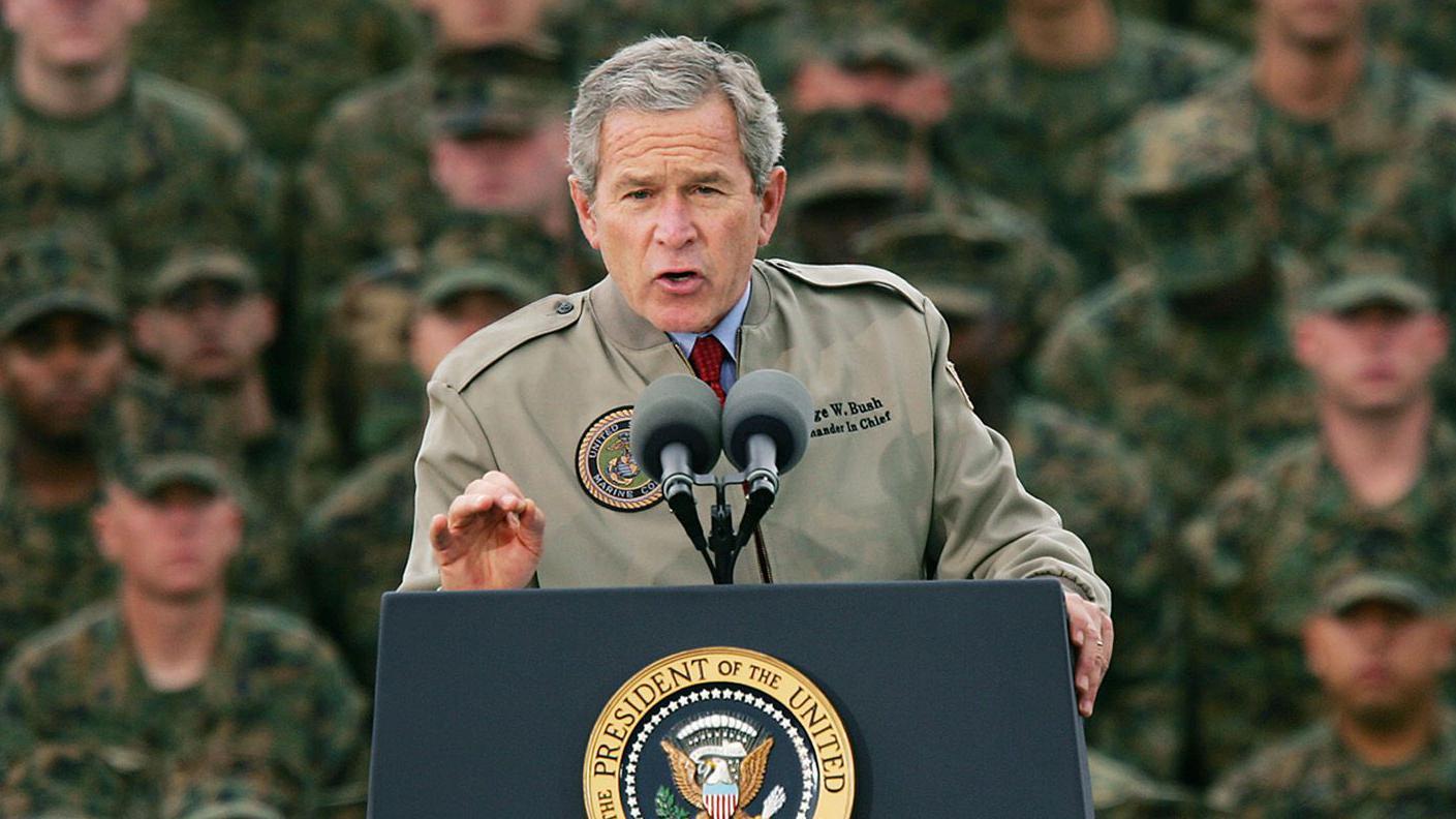 喬治·W·布什在日本偷襲珍珠港63週年時向海軍陸戰隊員發表演說。