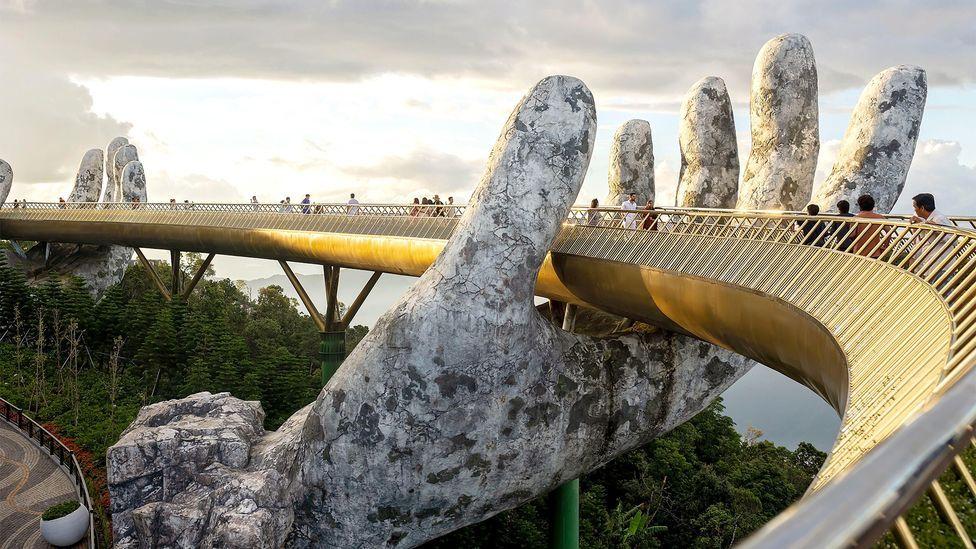 Ponte Dourada de Da Nang, no Vietnã, com seus suportes em forma de mãos humanas