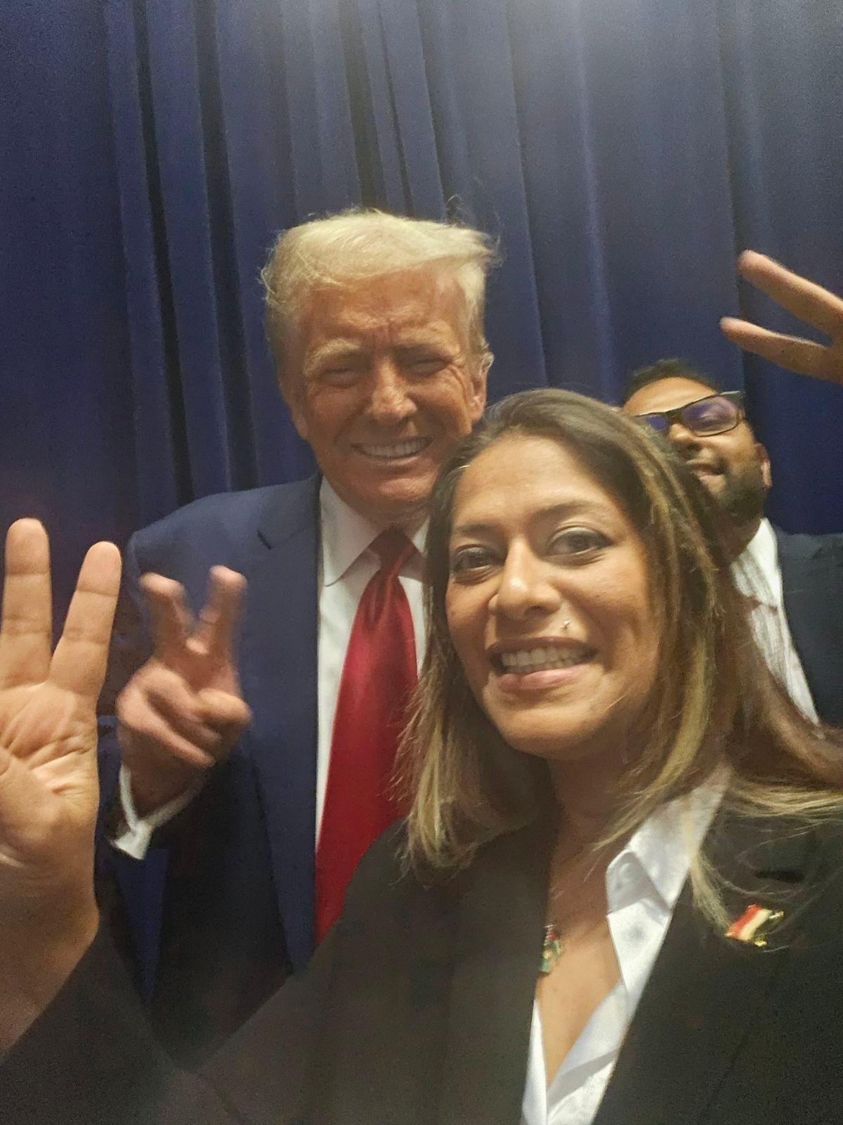 صورة لسمراء لقمان، أمريكية من أصول يمنية، مع الرئيس الأمريكي دونالد ترامب.