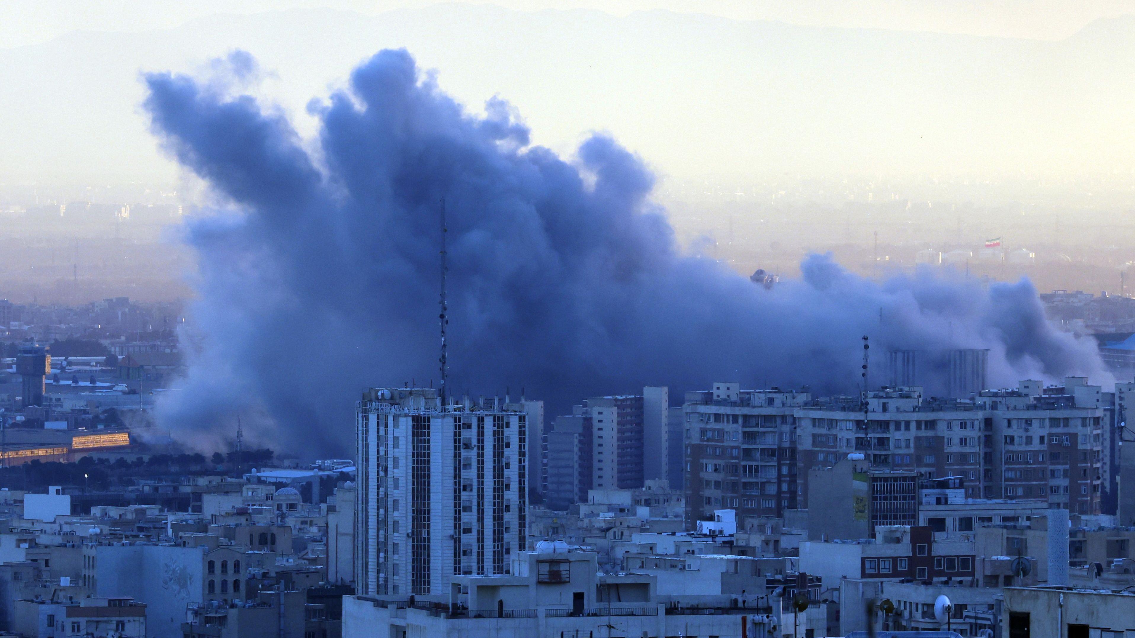 dim iznad pogođenih zgrada u teheranu