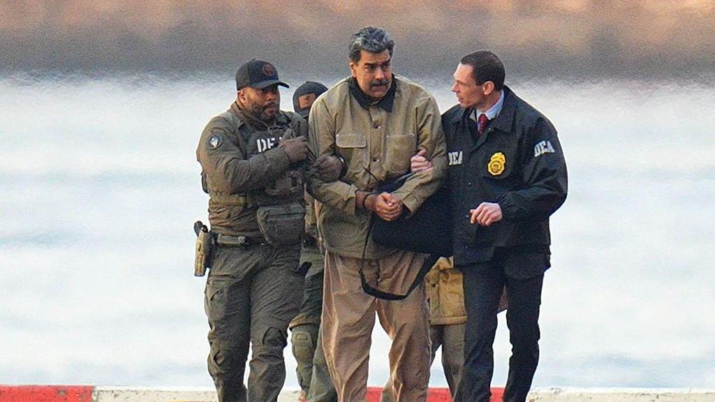 الرئيس الفنزويلي، نيكولاس مادورو، في الوسط، يقتاد مقيداً بين جنديين أمريكيين