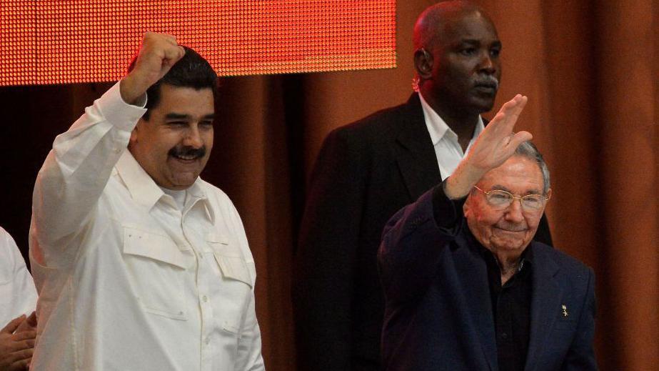 Nicolás Maduro, izquierda, y Raúl Castro.