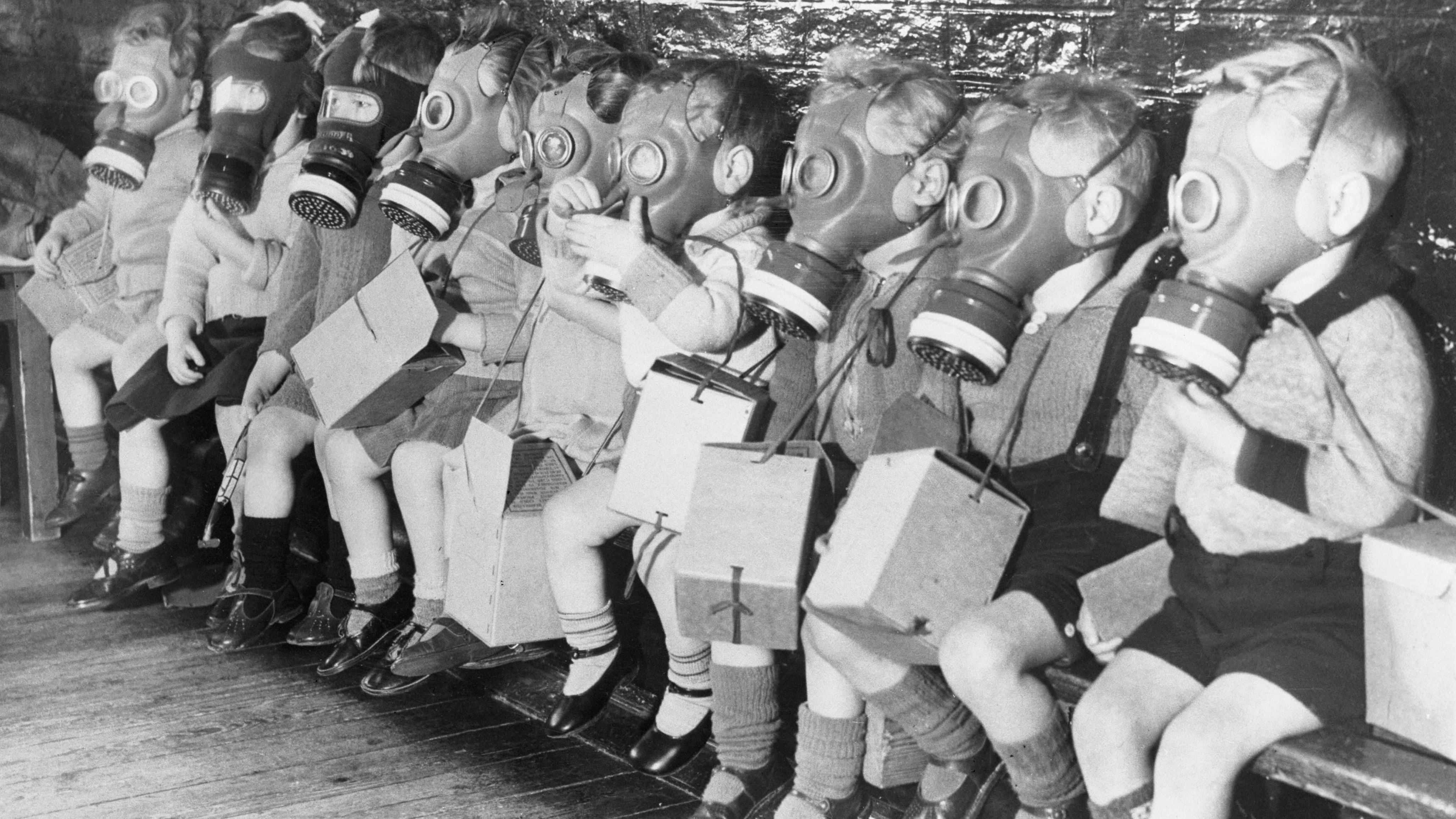 Kako odrastanje u ratu zaista utiče na jednog 11-godišnjaka 12 Deca sa gas maskama na crno-beloj fotografiji, tkom vežbe evakuacije