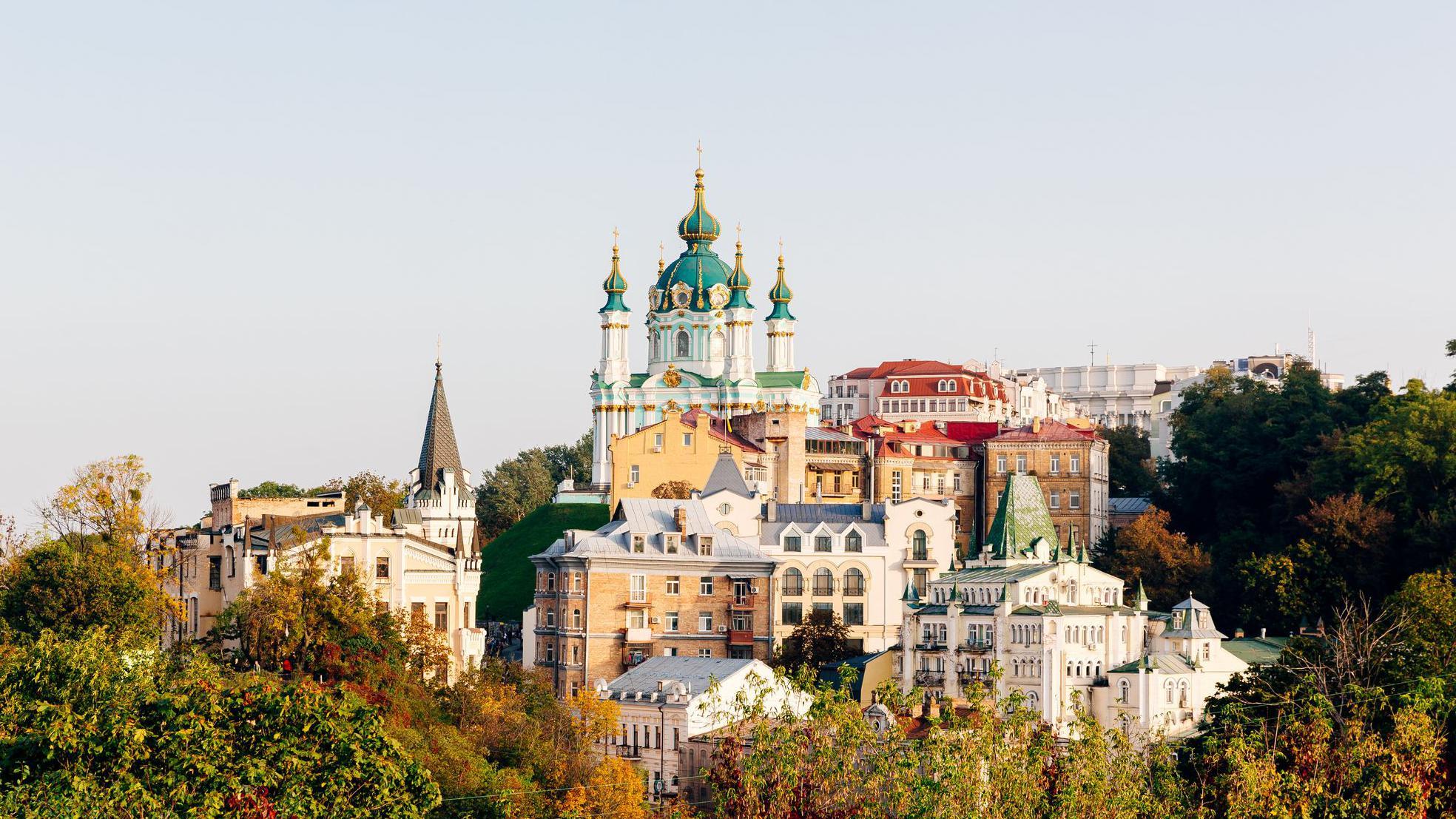 La iglesia de St. Andrew's en Kyiv en un día soleado.