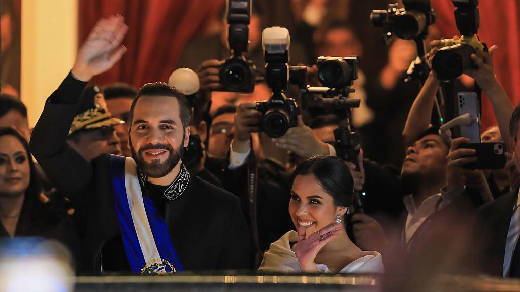 El presidente de El Salvador, Nayib Bukele, y su esposa, Gabriela Bukele, saludan a sus seguidores después de haberse dirigido a la ciudadanía con motivo de sus seis años al frente del gobierno, en el Teatro Nacional del Centro Histórico de San Salvador, El Salvador, el 1 de junio de 2025. (Foto de Alex Peña/Getty Images)