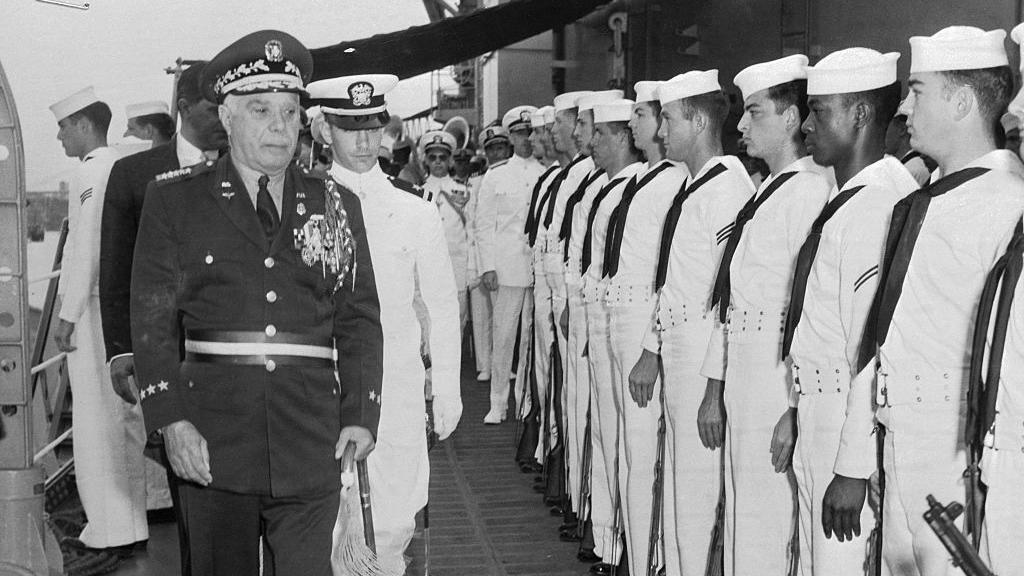 Rafael L. Trujillo (izquierda) visita el "Norfolk", buque de guerra estadounidense. 