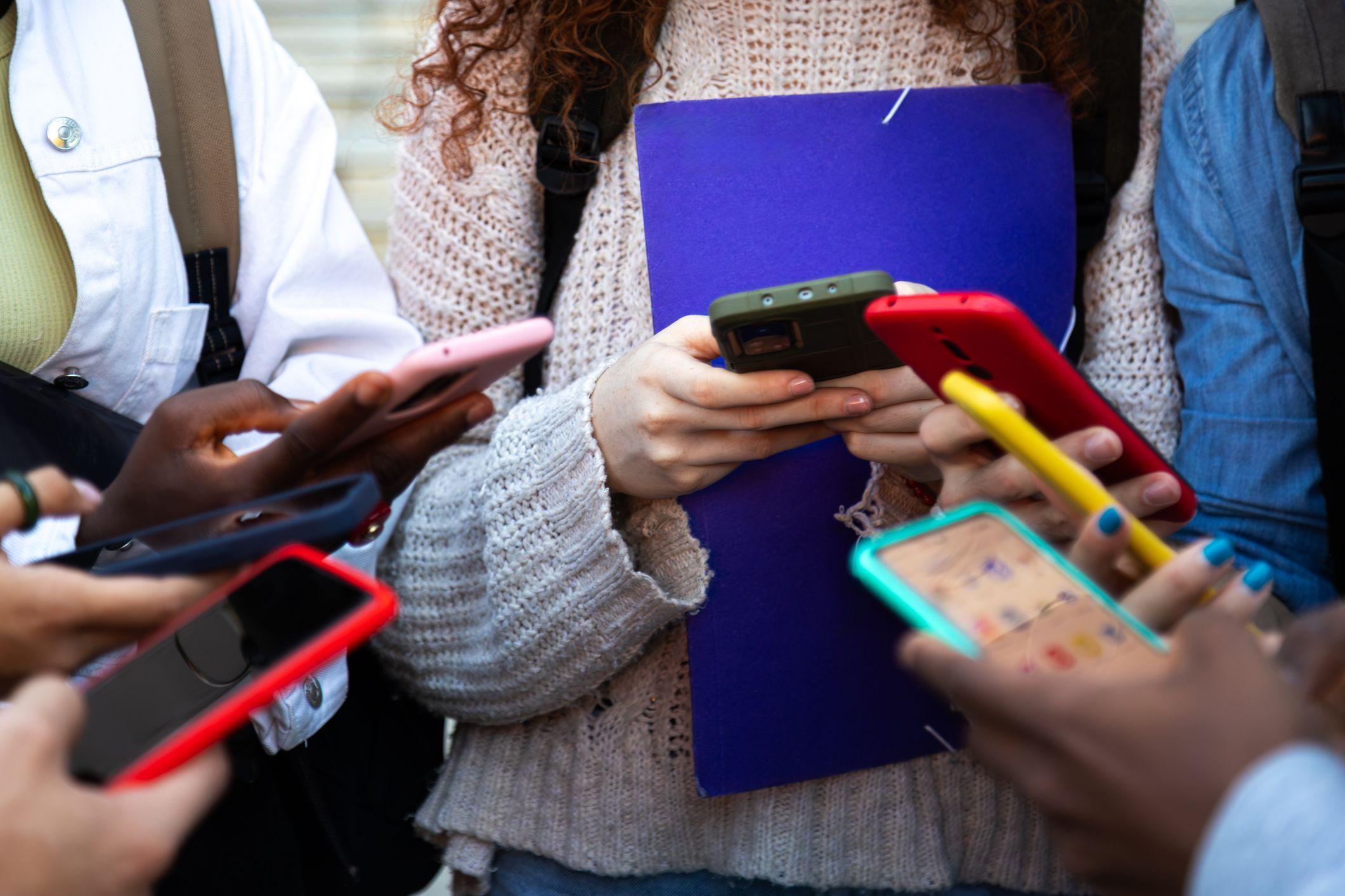 Várias mãos com celulares
